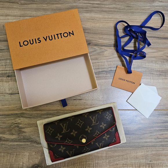 LOUIS VUITTON 2015 LV Monogram Sarah Retiro Wallet - Picture 3 of 17